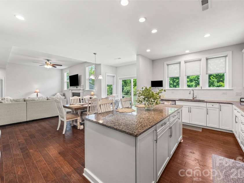 323 Forsythia Lane, Tega Cay, SC 29708.  MLS# CAR4377014, YatesRealty ID 25548. Kitchen