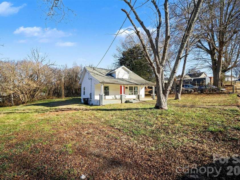 612 E Street, Newton, NC 28658.  MLS# CAR4334894, YatesRealty ID 2555. Front Exterior