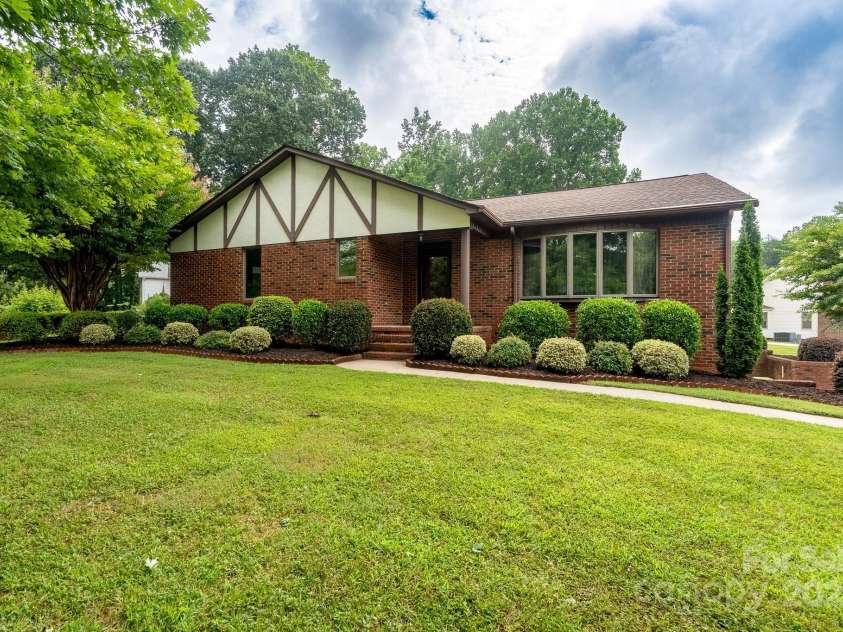 614 Azalea Lane, China Grove, NC 28023.  MLS# CAR4280599, YatesRealty ID 25550. 614 Azalea Lane ground level front view.