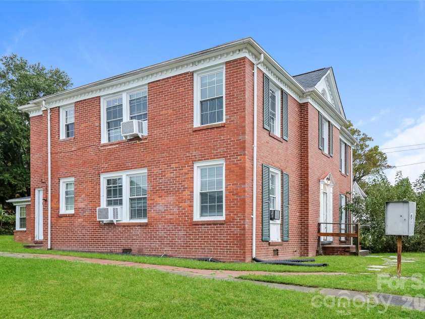 517 Willow Street, Mount Airy, NC 27030.  MLS# CAR4384900, YatesRealty ID 25552. 