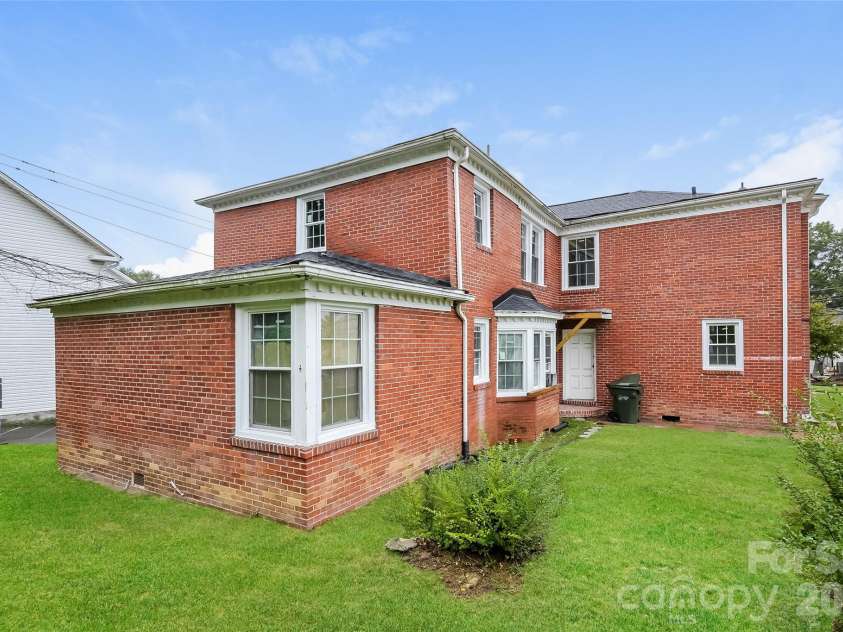 517 Willow Street, Mount Airy, NC 27030.  MLS# CAR4384900, YatesRealty ID 25552. 