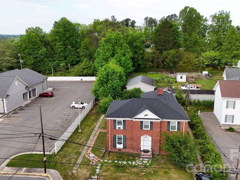 517 Willow Street, Mount Airy, NC 27030.  MLS# CAR4384900, YatesRealty ID 25552. 