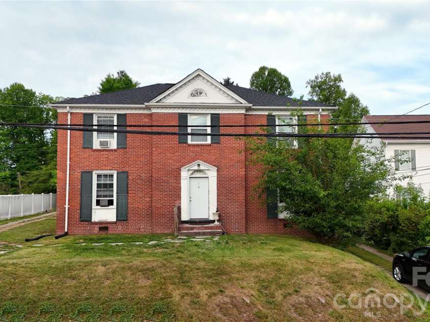 517 Willow Street, Mount Airy, NC 27030.  MLS# CAR4384900, YatesRealty ID 25552. 