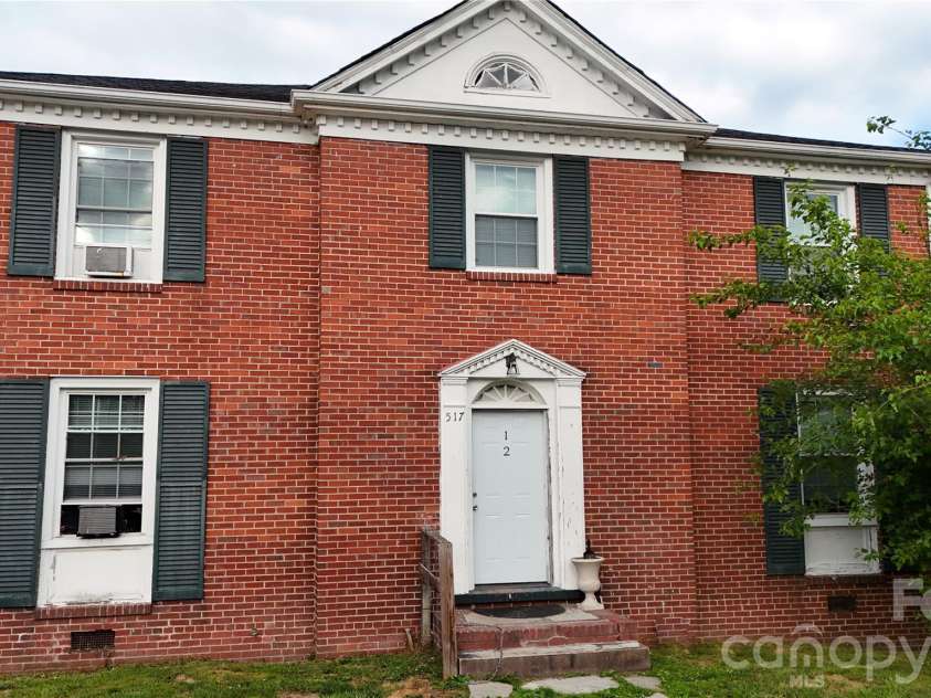 517 Willow Street, Mount Airy, NC 27030.  MLS# CAR4384900, YatesRealty ID 25552. 