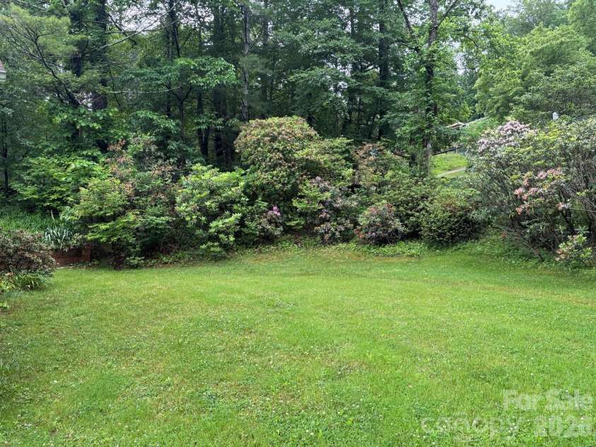 609 Valley Road, Spruce Pine, NC 28777.  MLS# CAR4386594, YatesRealty ID 25553. 