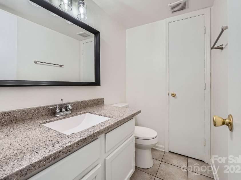 6221 Round Hill Road, Charlotte, NC 28211.  MLS# CAR4264179, YatesRealty ID 25553. 1/2 bath on the main level.