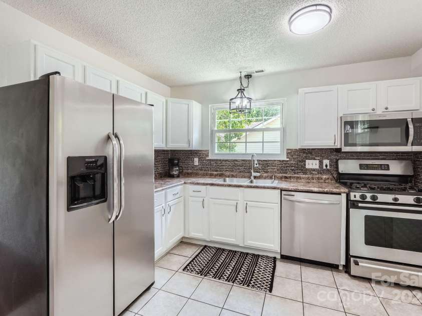 6221 Round Hill Road, Charlotte, NC 28211.  MLS# CAR4264179, YatesRealty ID 25553. 