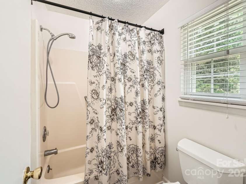 6221 Round Hill Road, Charlotte, NC 28211.  MLS# CAR4264179, YatesRealty ID 25553. 