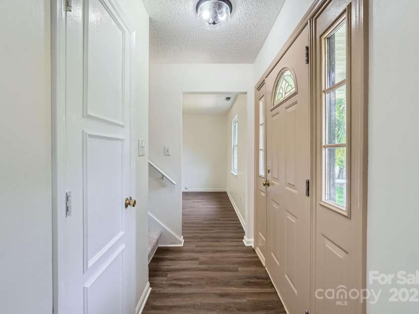 6221 Round Hill Road, Charlotte, NC 28211.  MLS# CAR4264179, YatesRealty ID 25553. Entryway