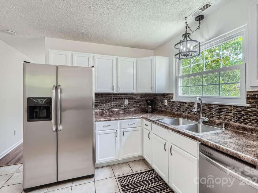6221 Round Hill Road, Charlotte, NC 28211.  MLS# CAR4264179, YatesRealty ID 25553. Fridge stays with the home!