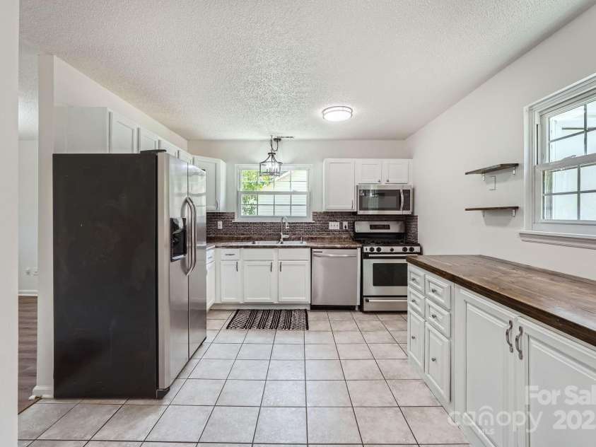 6221 Round Hill Road, Charlotte, NC 28211.  MLS# CAR4264179, YatesRealty ID 25553. Large & bright kitchen with plenty of storage.