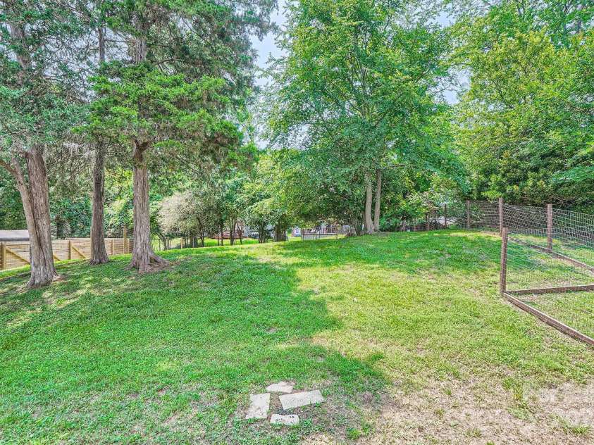 6221 Round Hill Road, Charlotte, NC 28211.  MLS# CAR4264179, YatesRealty ID 25553. Plenty of yard space to make it your own!