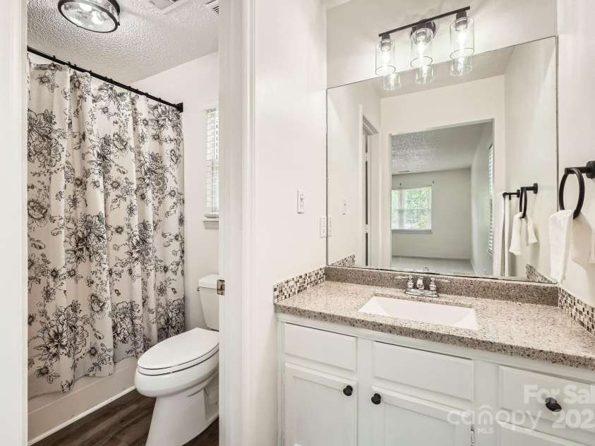6221 Round Hill Road, Charlotte, NC 28211.  MLS# CAR4264179, YatesRealty ID 25553. Primary ensuite bathroom