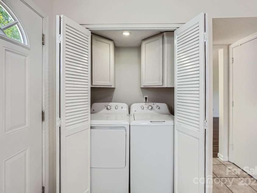 6221 Round Hill Road, Charlotte, NC 28211.  MLS# CAR4264179, YatesRealty ID 25553. Washer & dryer stay with the home!