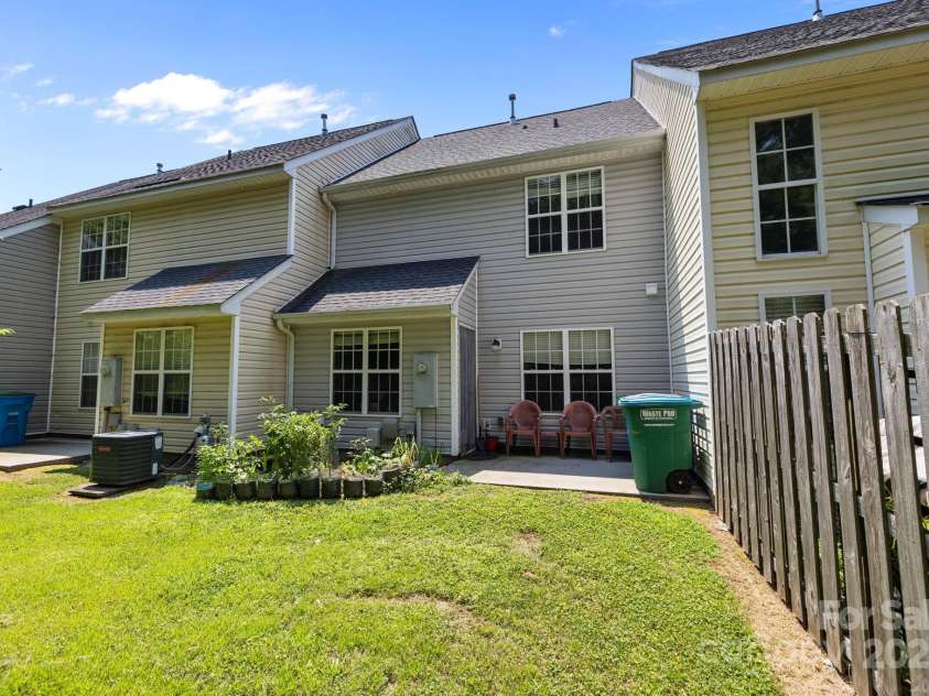 816 Pelican Bay Drive, Pineville, NC 28134.  MLS# CAR4273814, YatesRealty ID 25554. 