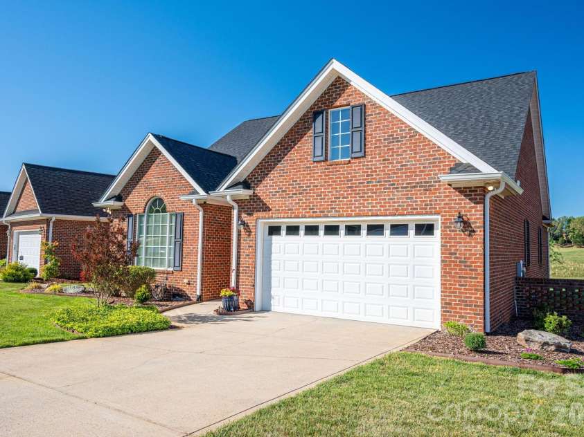 141 Spring Forest Drive, Shelby, NC 28152.  MLS# CAR4376473, YatesRealty ID 25555. 