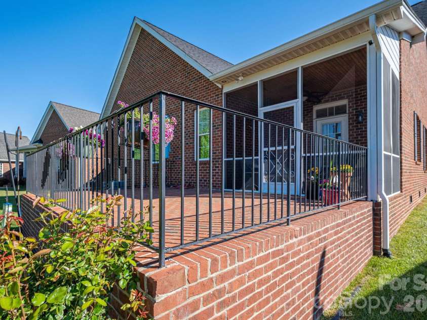 141 Spring Forest Drive, Shelby, NC 28152.  MLS# CAR4376473, YatesRealty ID 25555. 