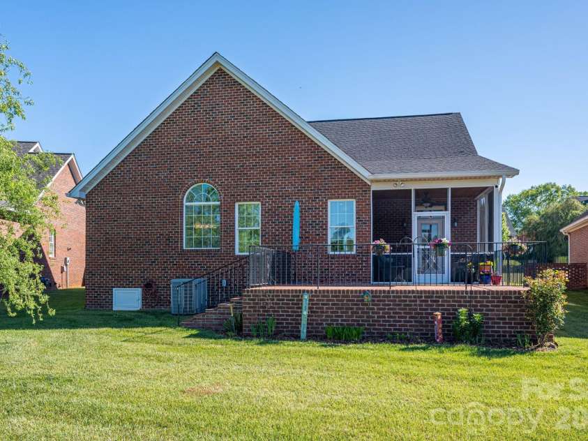 141 Spring Forest Drive, Shelby, NC 28152.  MLS# CAR4376473, YatesRealty ID 25555. 