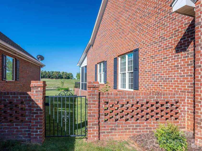 141 Spring Forest Drive, Shelby, NC 28152.  MLS# CAR4376473, YatesRealty ID 25555. 