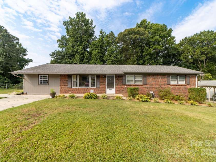 2509 Woodbridge Drive, Gastonia, NC 28056.  MLS# CAR4278859, YatesRealty ID 25555. 