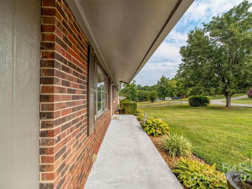 2509 Woodbridge Drive, Gastonia, NC 28056.  MLS# CAR4278859, YatesRealty ID 25555. 
