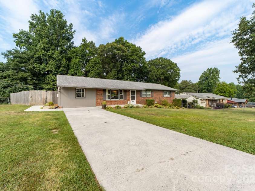 2509 Woodbridge Drive, Gastonia, NC 28056.  MLS# CAR4278859, YatesRealty ID 25555. 