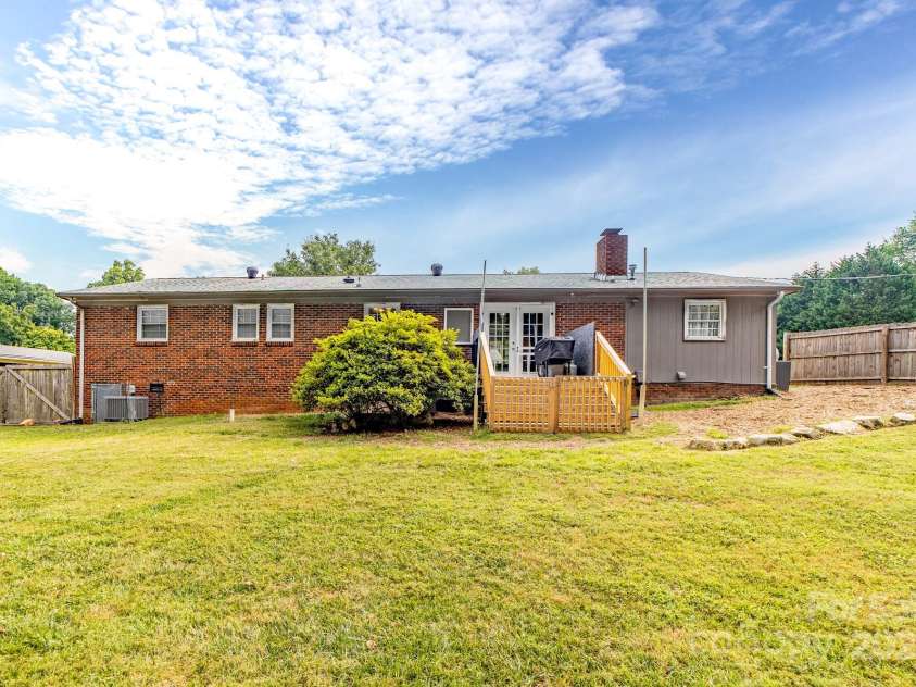 2509 Woodbridge Drive, Gastonia, NC 28056.  MLS# CAR4278859, YatesRealty ID 25555. 