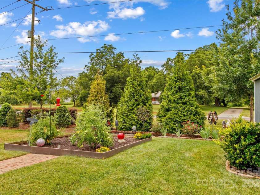 117 Cup Chase Drive, Mooresville, NC 28115.  MLS# CAR4279101, YatesRealty ID 25558. Rear yard garden area