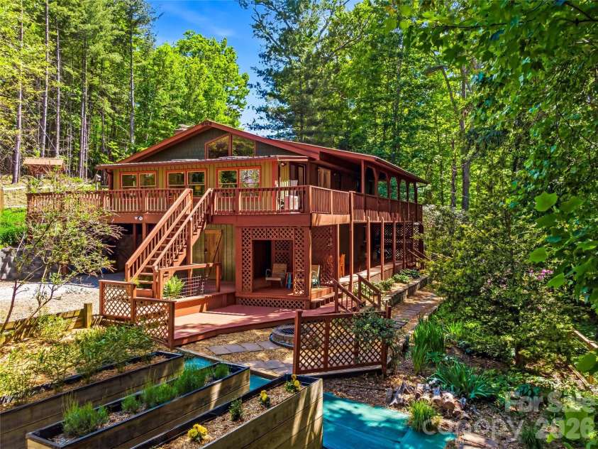 200 River Ridge Drive, Burnsville, NC 28714.  MLS# CAR4381745, YatesRealty ID 25559. 