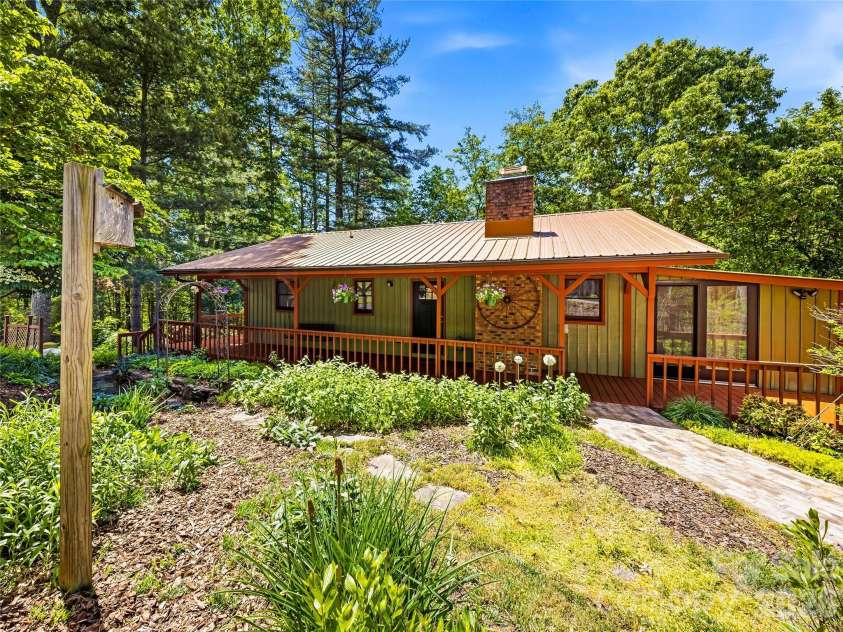 200 River Ridge Drive, Burnsville, NC 28714.  MLS# CAR4381745, YatesRealty ID 25559. 