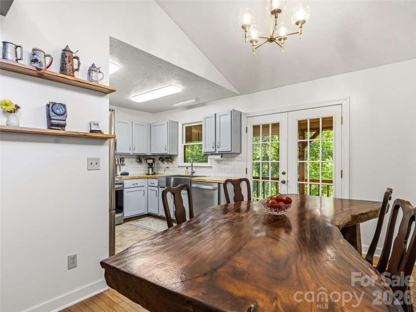 200 River Ridge Drive, Burnsville, NC 28714.  MLS# CAR4381745, YatesRealty ID 25559. 