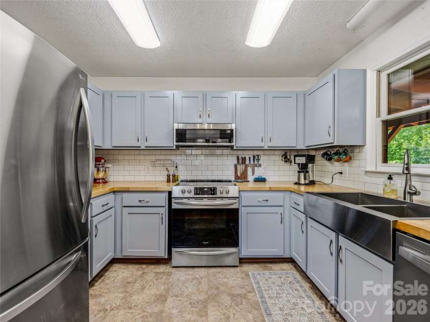 200 River Ridge Drive, Burnsville, NC 28714.  MLS# CAR4381745, YatesRealty ID 25559. 