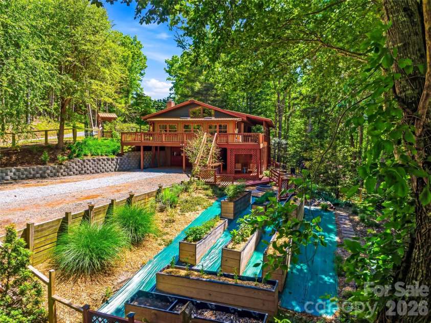 200 River Ridge Drive, Burnsville, NC 28714.  MLS# CAR4381745, YatesRealty ID 25559. 