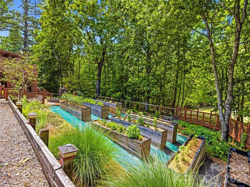 200 River Ridge Drive, Burnsville, NC 28714.  MLS# CAR4381745, YatesRealty ID 25559. 