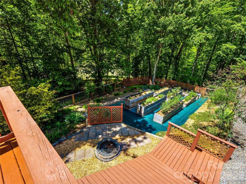 200 River Ridge Drive, Burnsville, NC 28714.  MLS# CAR4381745, YatesRealty ID 25559. 