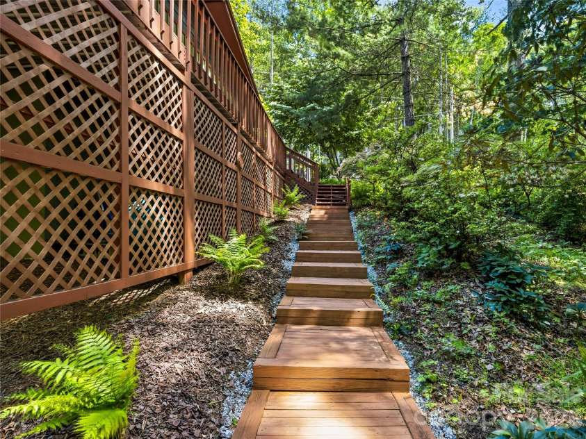 200 River Ridge Drive, Burnsville, NC 28714.  MLS# CAR4381745, YatesRealty ID 25559. 
