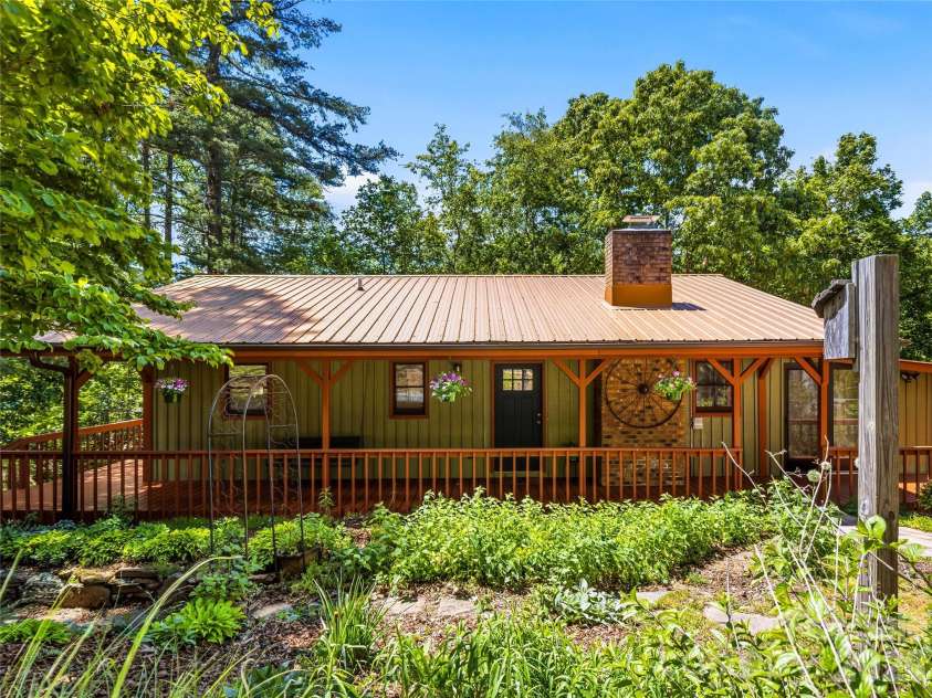 200 River Ridge Drive, Burnsville, NC 28714.  MLS# CAR4381745, YatesRealty ID 25559. 