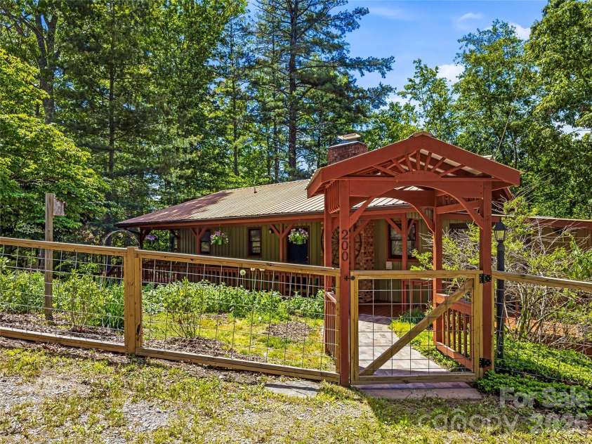 200 River Ridge Drive, Burnsville, NC 28714.  MLS# CAR4381745, YatesRealty ID 25559. 