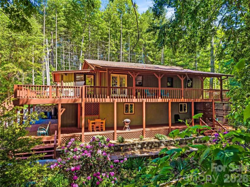 200 River Ridge Drive, Burnsville, NC 28714.  MLS# CAR4381745, YatesRealty ID 25559. 