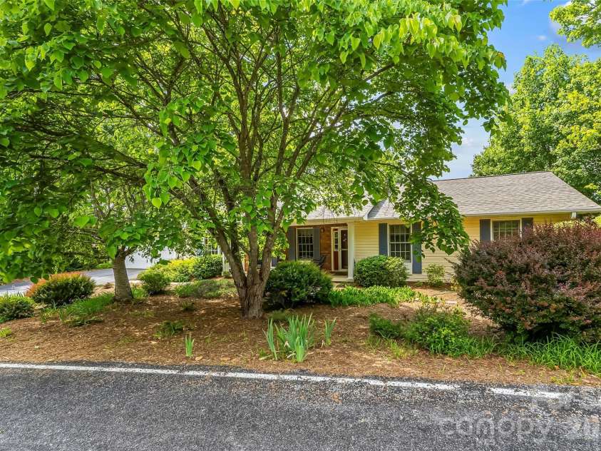 120 Eagle Rock Trail, Hendersonville, NC 28739.  MLS# CAR4382276, YatesRealty ID 25561. 