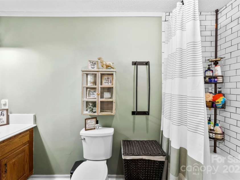 339 Deep Forest Court, Gastonia, NC 28056.  MLS# CAR4280940, YatesRealty ID 25561. Hall Bath