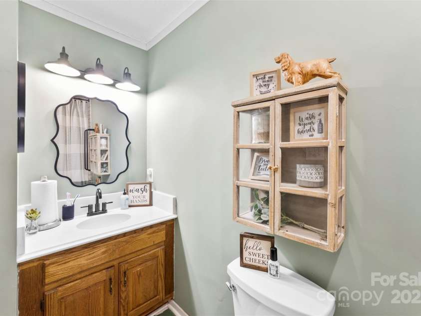 339 Deep Forest Court, Gastonia, NC 28056.  MLS# CAR4280940, YatesRealty ID 25561. Hall Bath