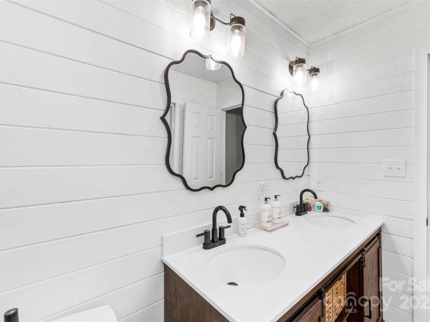 339 Deep Forest Court, Gastonia, NC 28056.  MLS# CAR4280940, YatesRealty ID 25561. Primary Bath