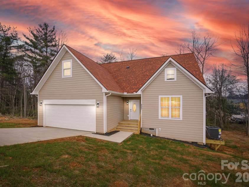 9067 McCray Farms Drive, Hickory, NC 28601.  MLS# CAR4353518, YatesRealty ID 25566. 