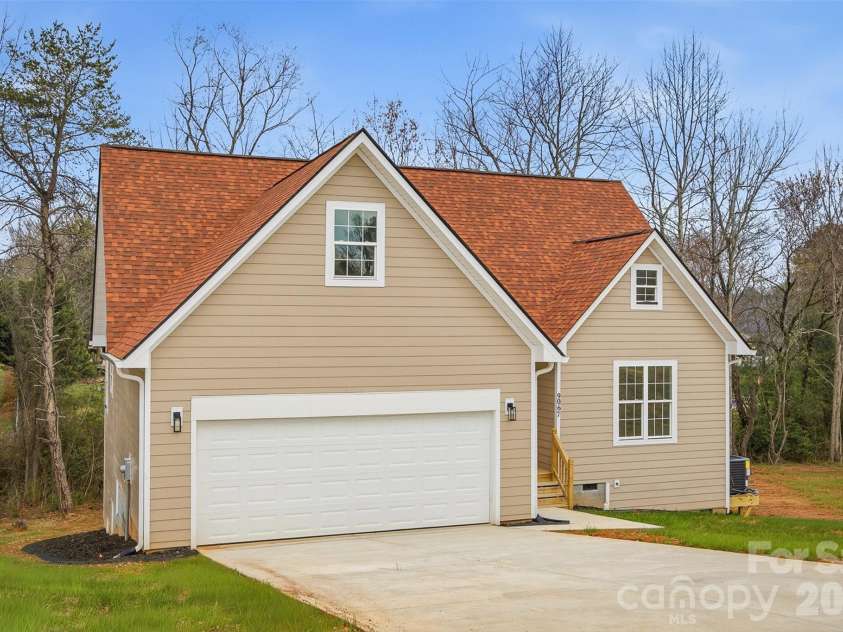 9067 McCray Farms Drive, Hickory, NC 28601.  MLS# CAR4353518, YatesRealty ID 25566. 
