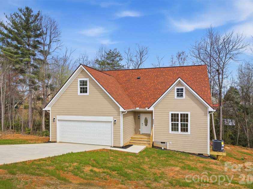 9067 McCray Farms Drive, Hickory, NC 28601.  MLS# CAR4353518, YatesRealty ID 25566. 