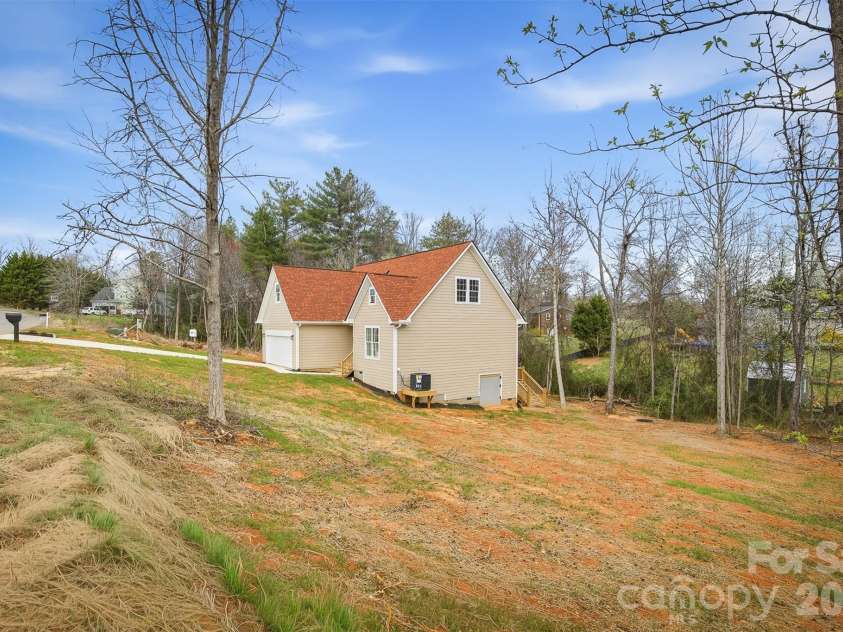 9067 McCray Farms Drive, Hickory, NC 28601.  MLS# CAR4353518, YatesRealty ID 25566. 