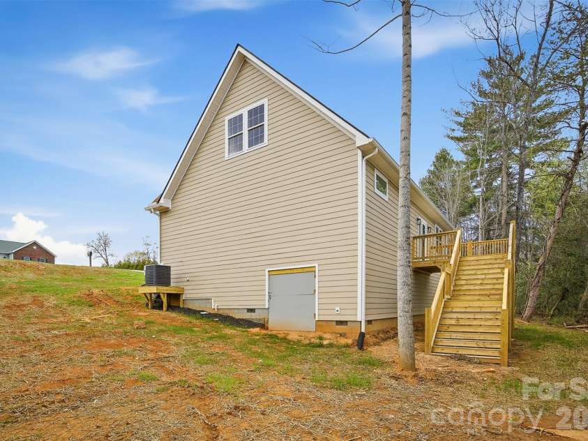 9067 McCray Farms Drive, Hickory, NC 28601.  MLS# CAR4353518, YatesRealty ID 25566. 