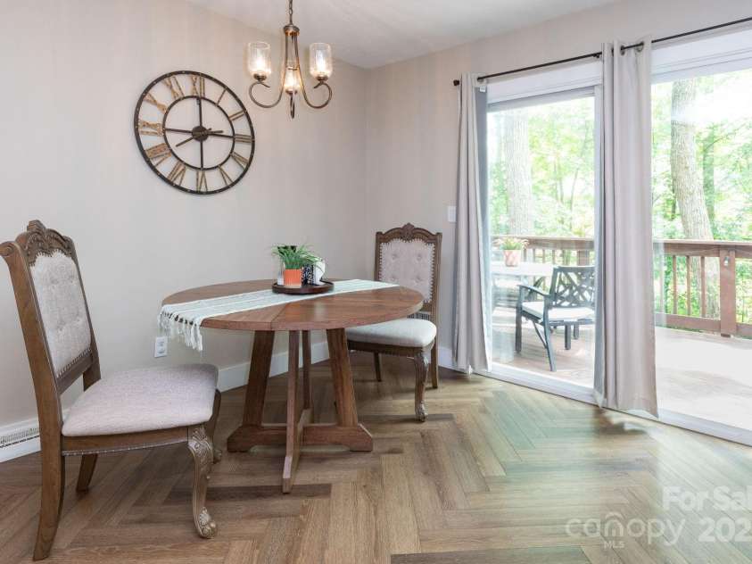 14 New Bern Drive, Fletcher, NC 28732.  MLS# CAR4277461, YatesRealty ID 25567. Dining area
