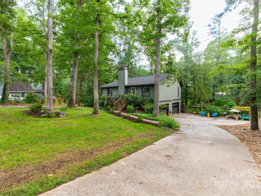 14 New Bern Drive, Fletcher, NC 28732.  MLS# CAR4277461, YatesRealty ID 25567. Main driveway